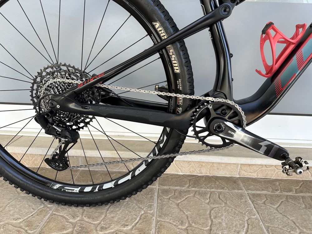 Bicicleta de BTT - Suspensao total - Carbono