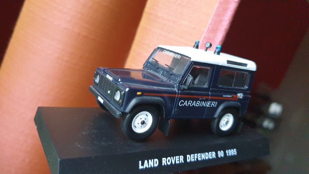 Land Rover Defender Carabinieri 1:43
