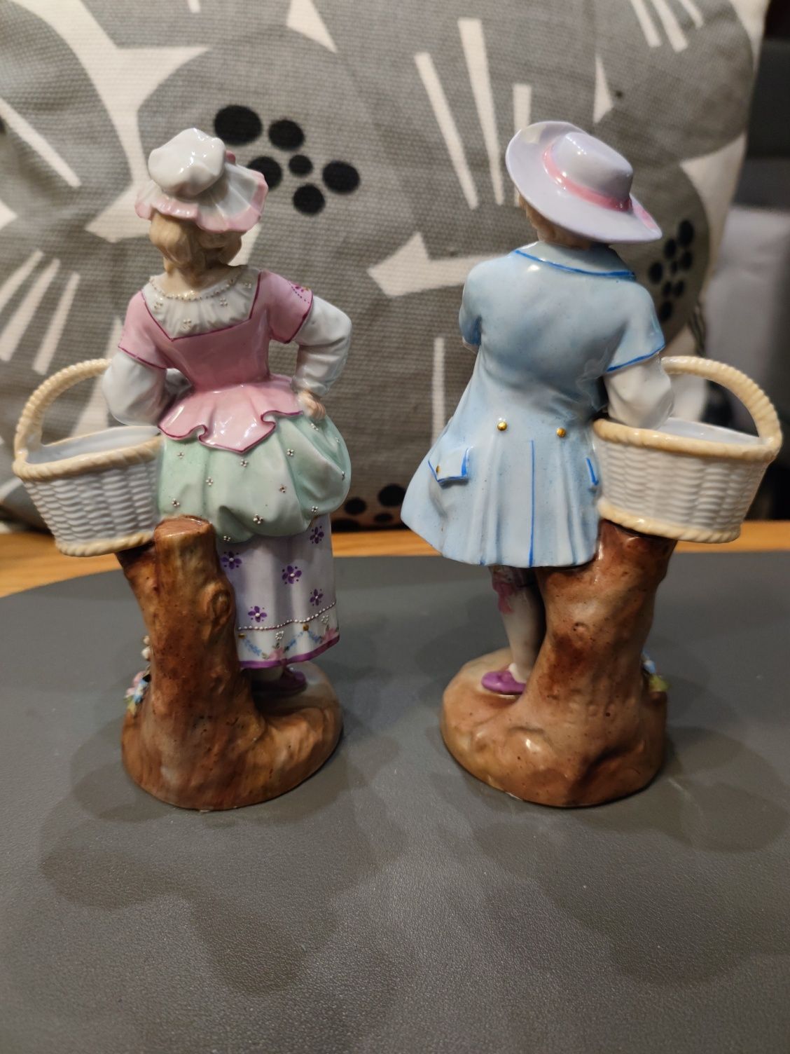 Para starych figurek porcelanowych