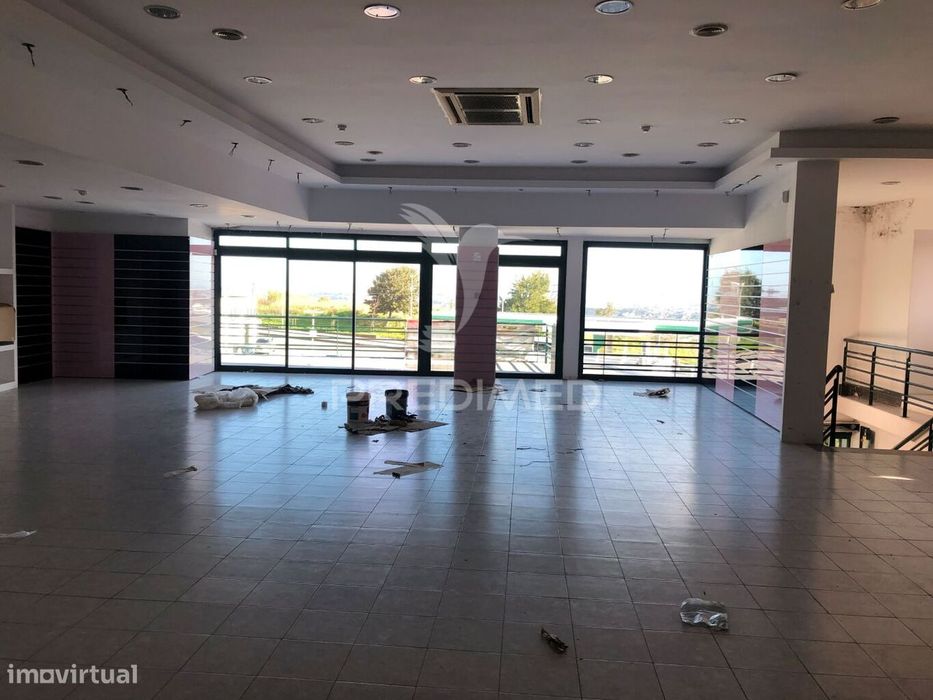 Armazém em Mina de Água (Amadora)