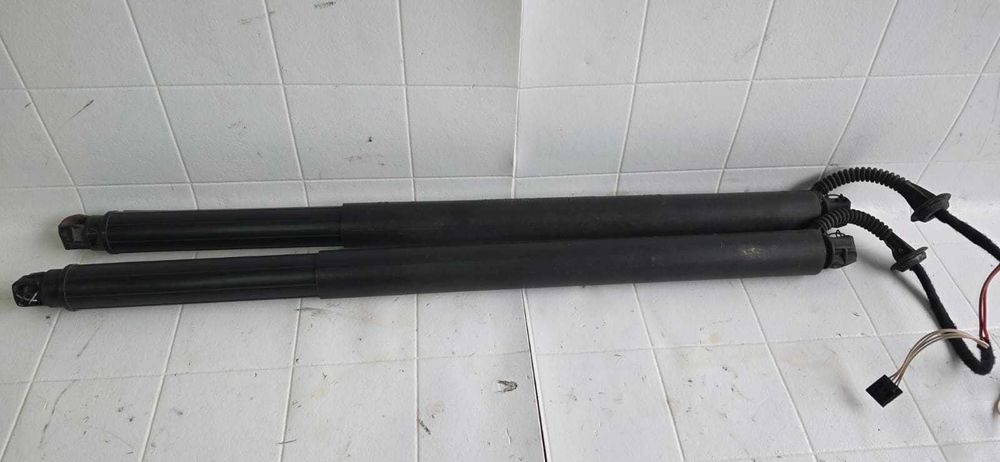 Siłownik elektryczny klapy Skoda Superb II