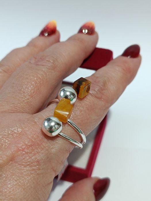 Srebrny pierścionek kulki kwadraty z bursztynem roz.24-25, srebro 925