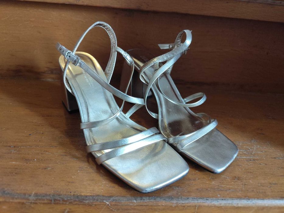 Sandálias douradas salto alto Pull & Bear tamanho 38