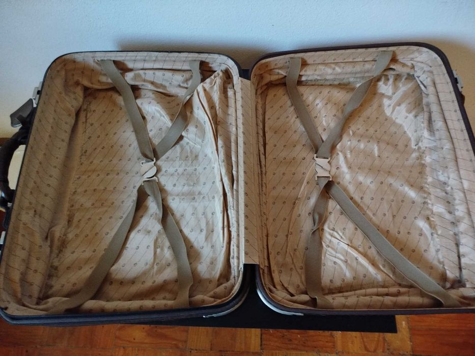 Mala de viagem muito antiga