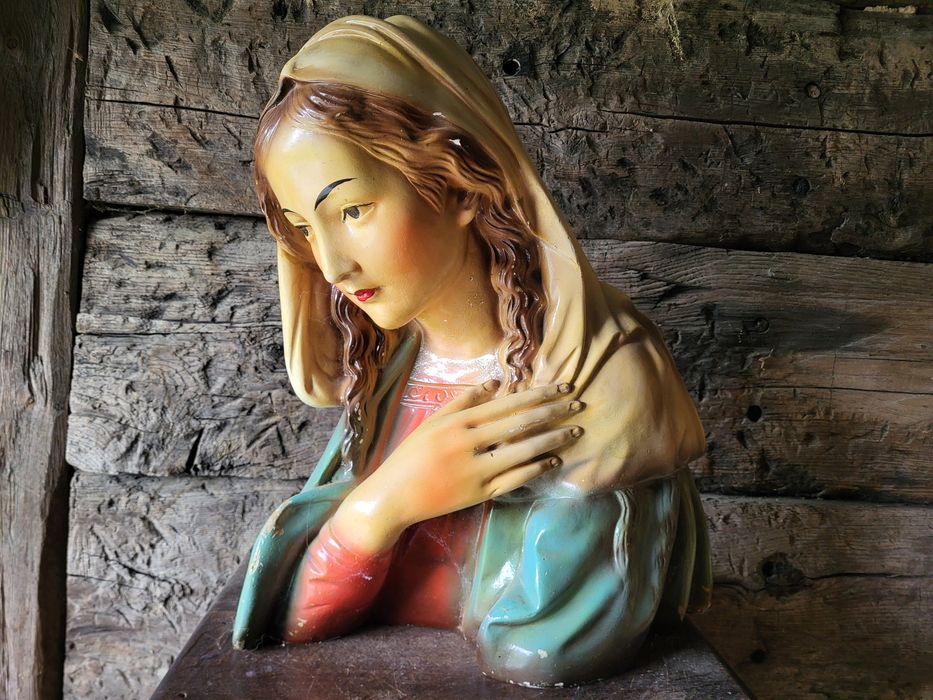 Stare popiersie Matki Boskiej Bolesnej Maryja