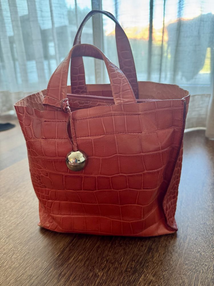 Mala Furla com divisória interior e fecho