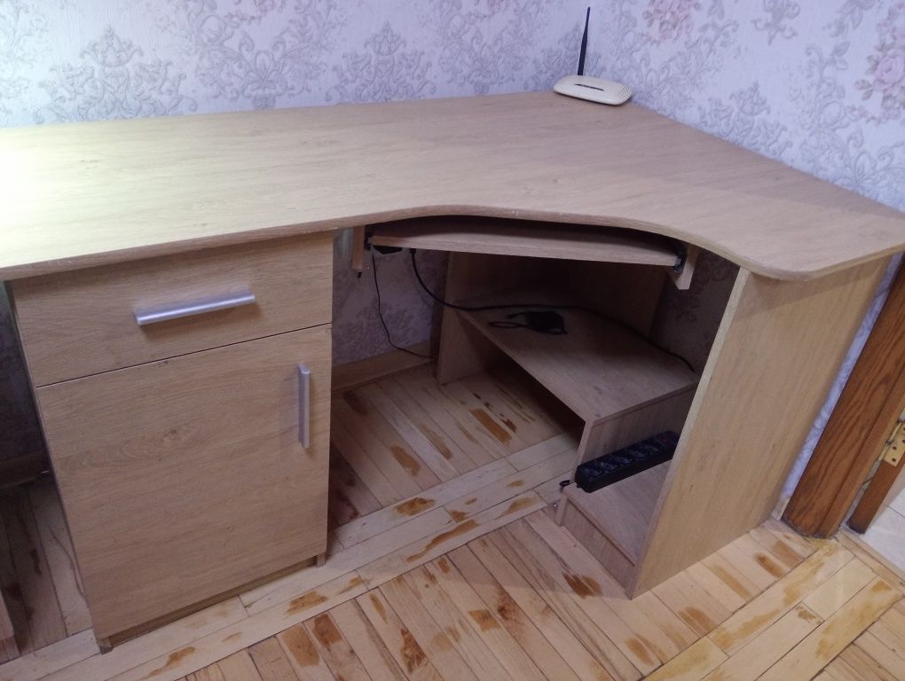 Продам дешево мебель: столи, комоди