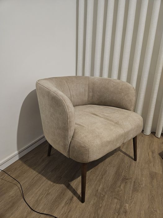 Cadeirão com pés em nogueira