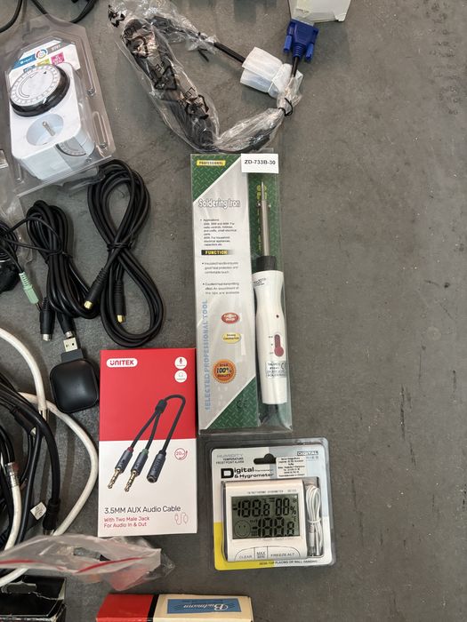 Zestaw elektroniki – pudełko pełne akcesoriów