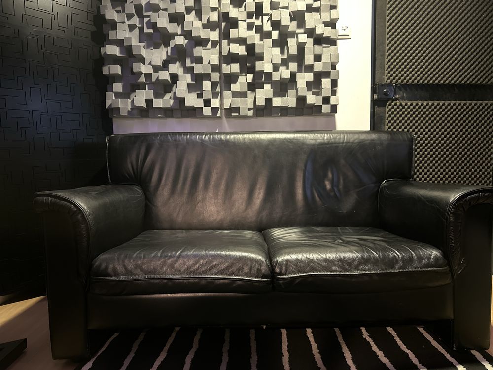 Sofa em pele de cor preta