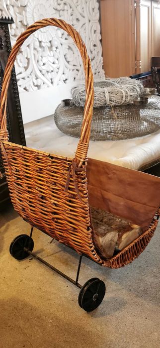 Wiklinowy kosz na drewno kominkowe