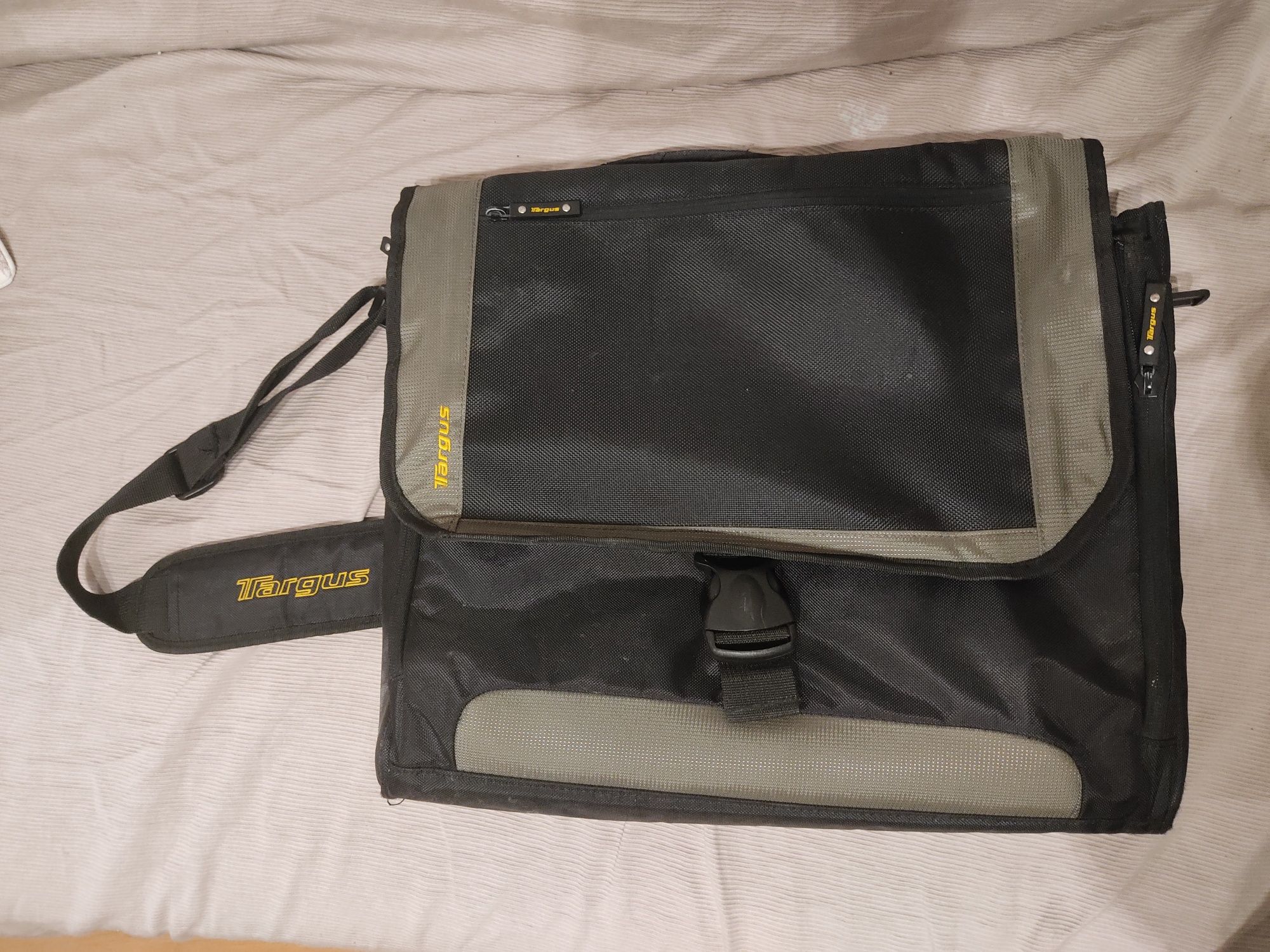 Laptop bag (Targus) - Spacious and durable