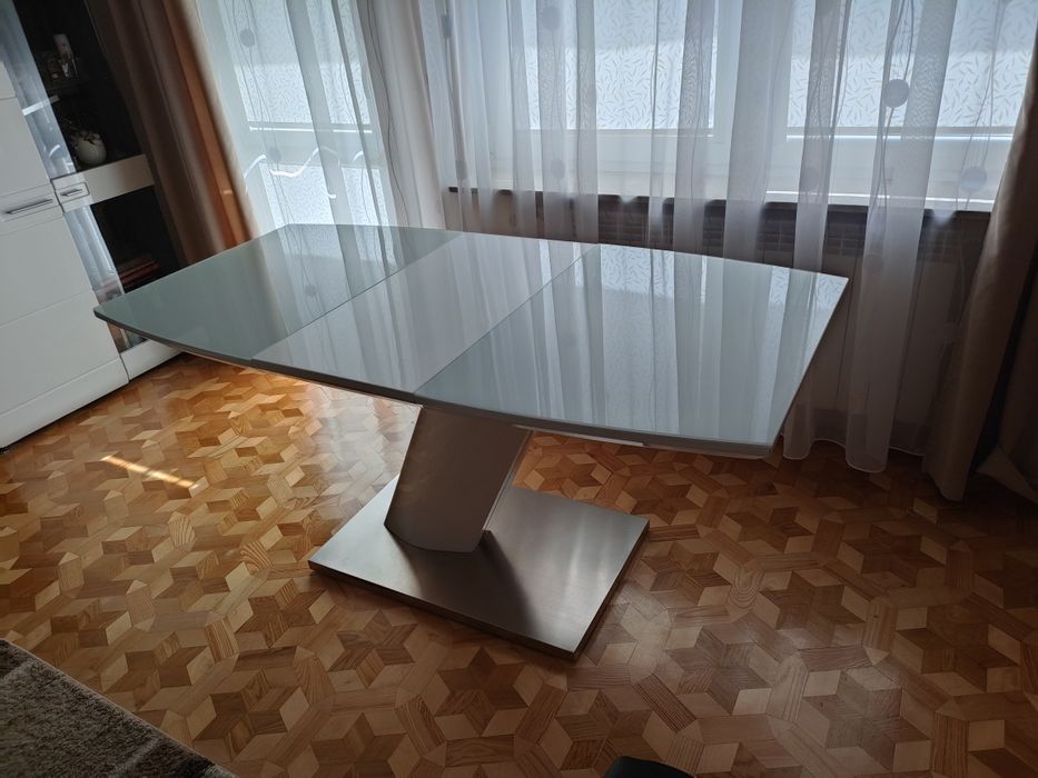 Stół rozkładany ze szklanym blatem