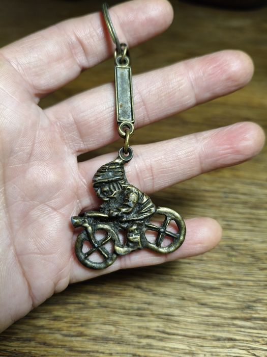 Metalowy brelok krasnoludek na rowerze 60