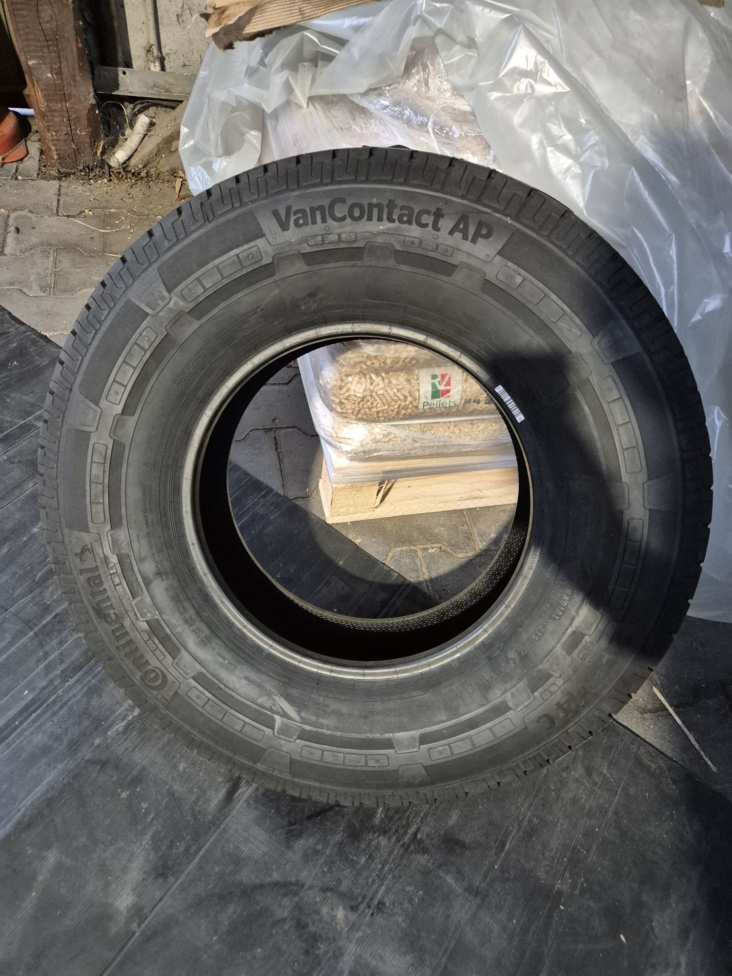 Opona wzmacniana Continental 215 R14C 2022r