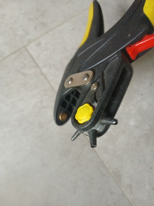 Przyrząd do ro ienoa różnej  grubości dziurek w pasku estetycznoe