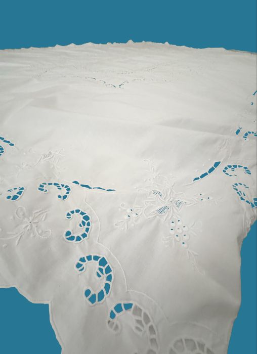 Toalha de Mesa Bordada em Algodão – 244 × 160 cm