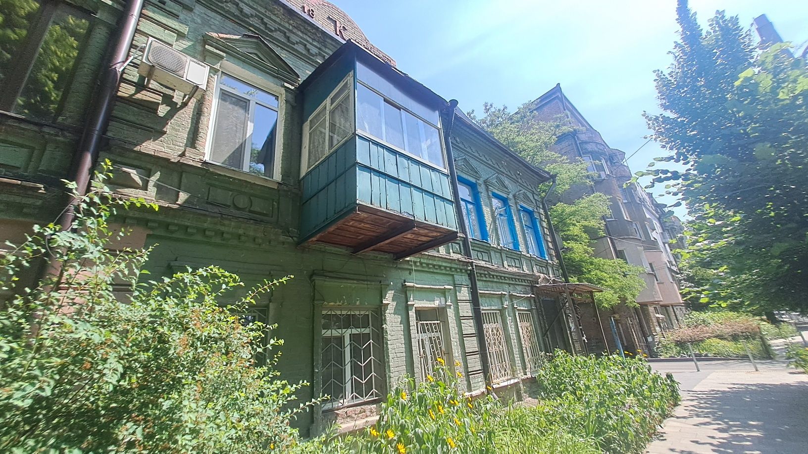Продам две комнаты с балконом  в коммуналке в хорошем районе