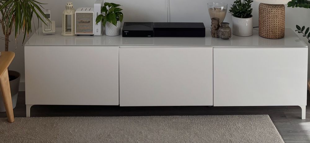 Móvel TV IKEA Besta em lacado branco com painel superior em vidro