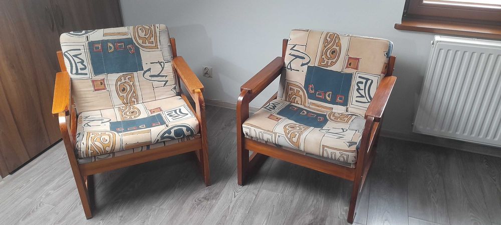 Fotele z litego drewna.