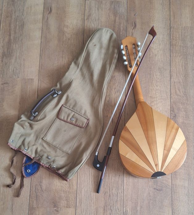 Мандоліна зі смичком і чохлом