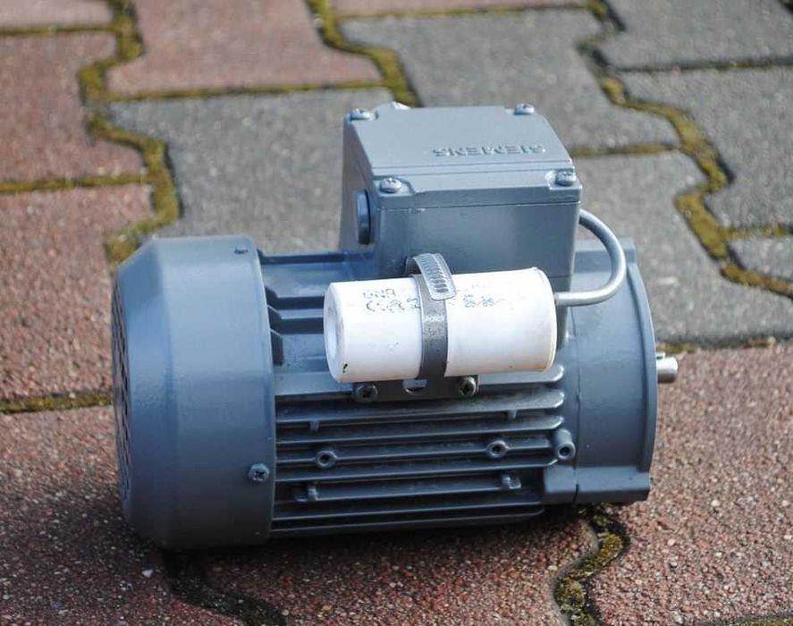 Silnik elektryczny kołnierzowy 0.18kw. 1380obr./min. 230V. Jednofazowy