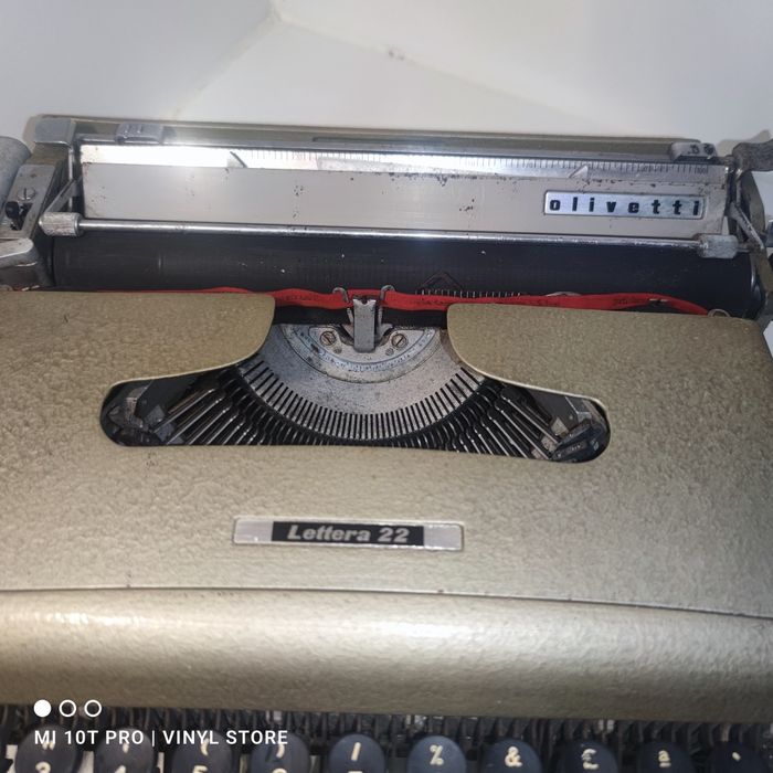 Olivetti Lettera 22 - Máquina de escrever Antiga com estojo