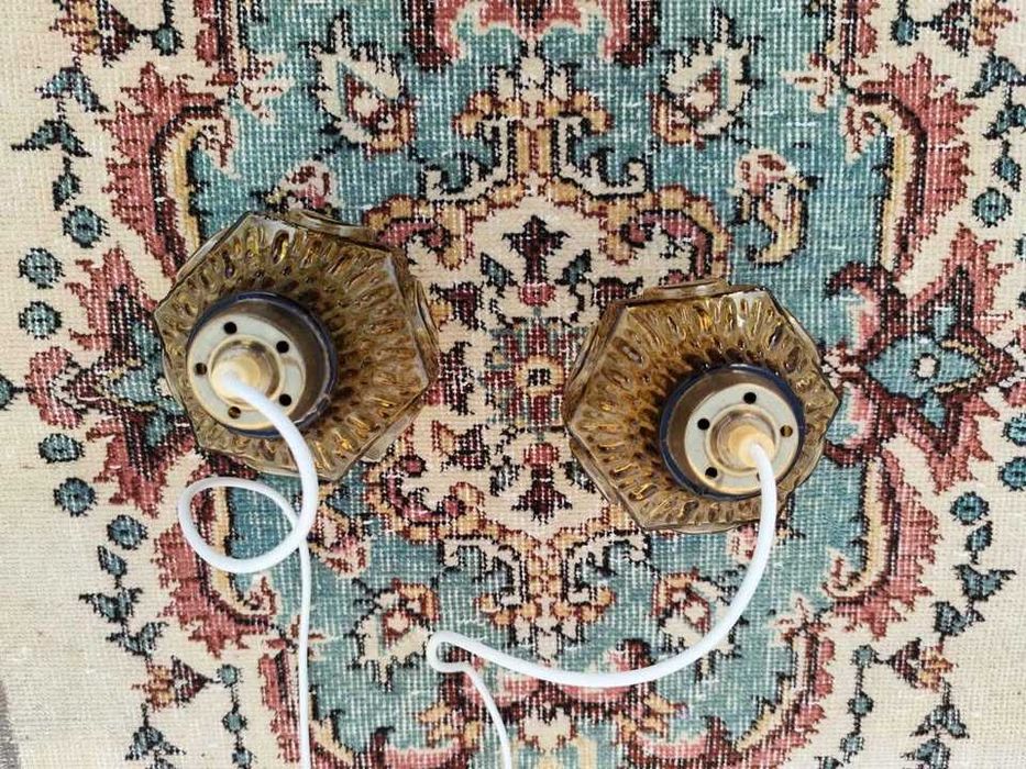 Par de candeeiros de vidro suspensos em verde âmbar. Vintage