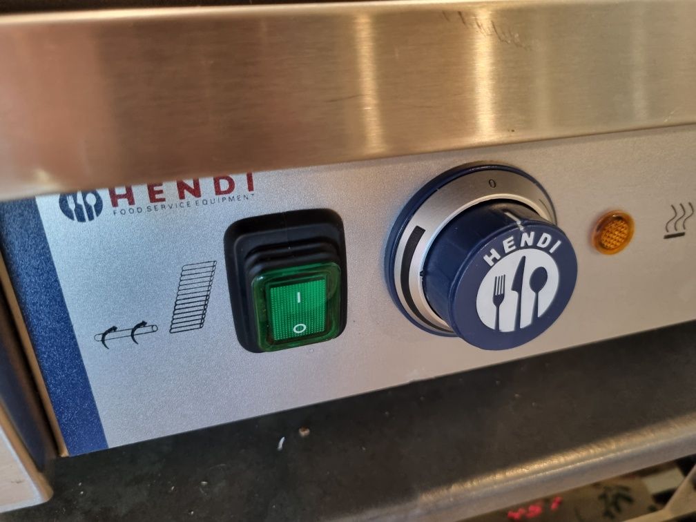 Grill rolkowy / roller do kiełbasek Hendi 1480 W