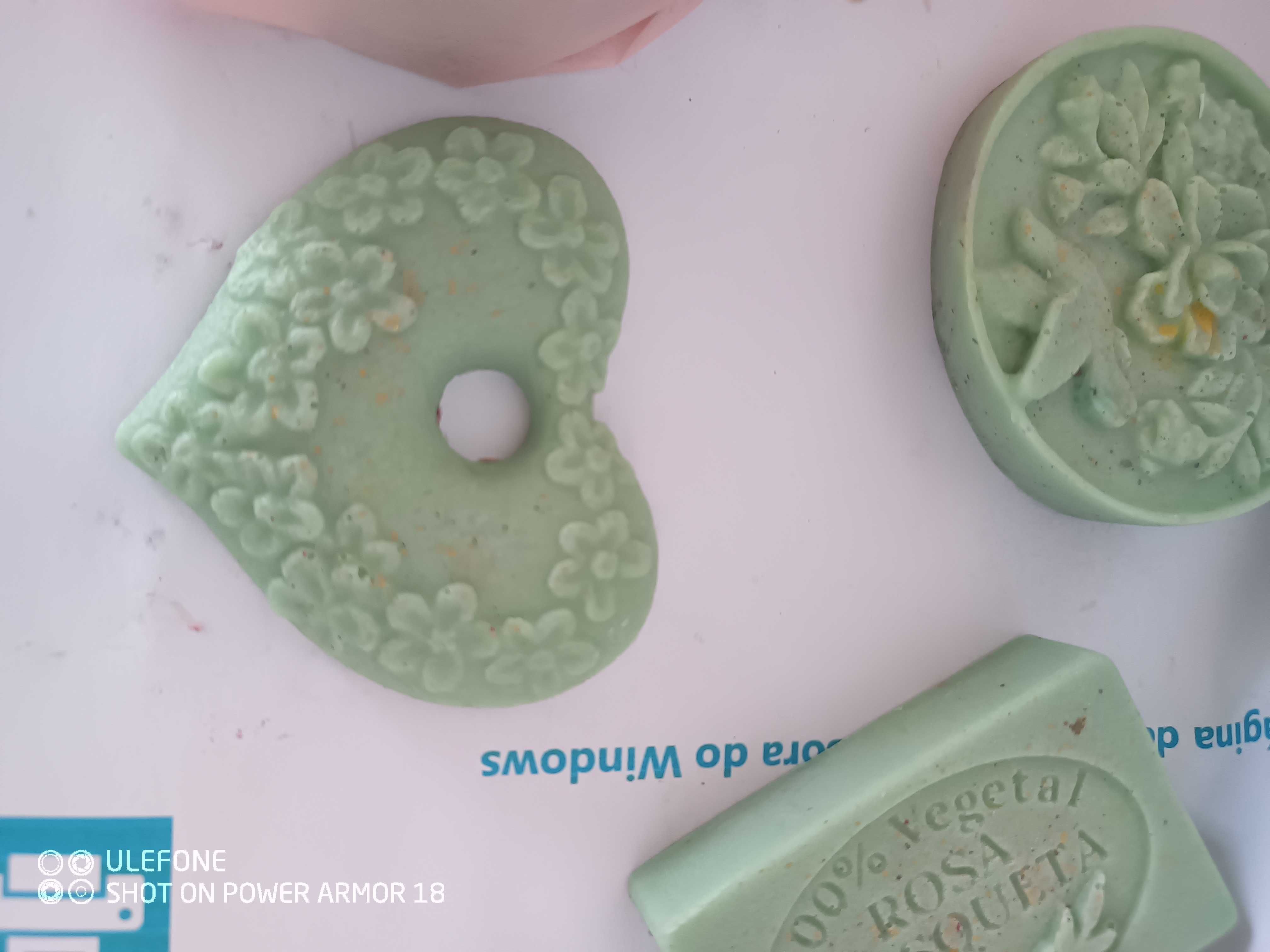 Sabonetes de Glicerina com pétalas de jardim  Santa  Barbara