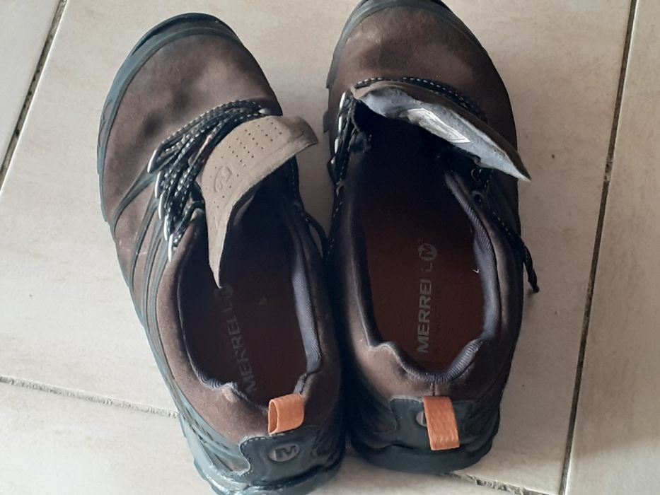 Par de sapatos usados