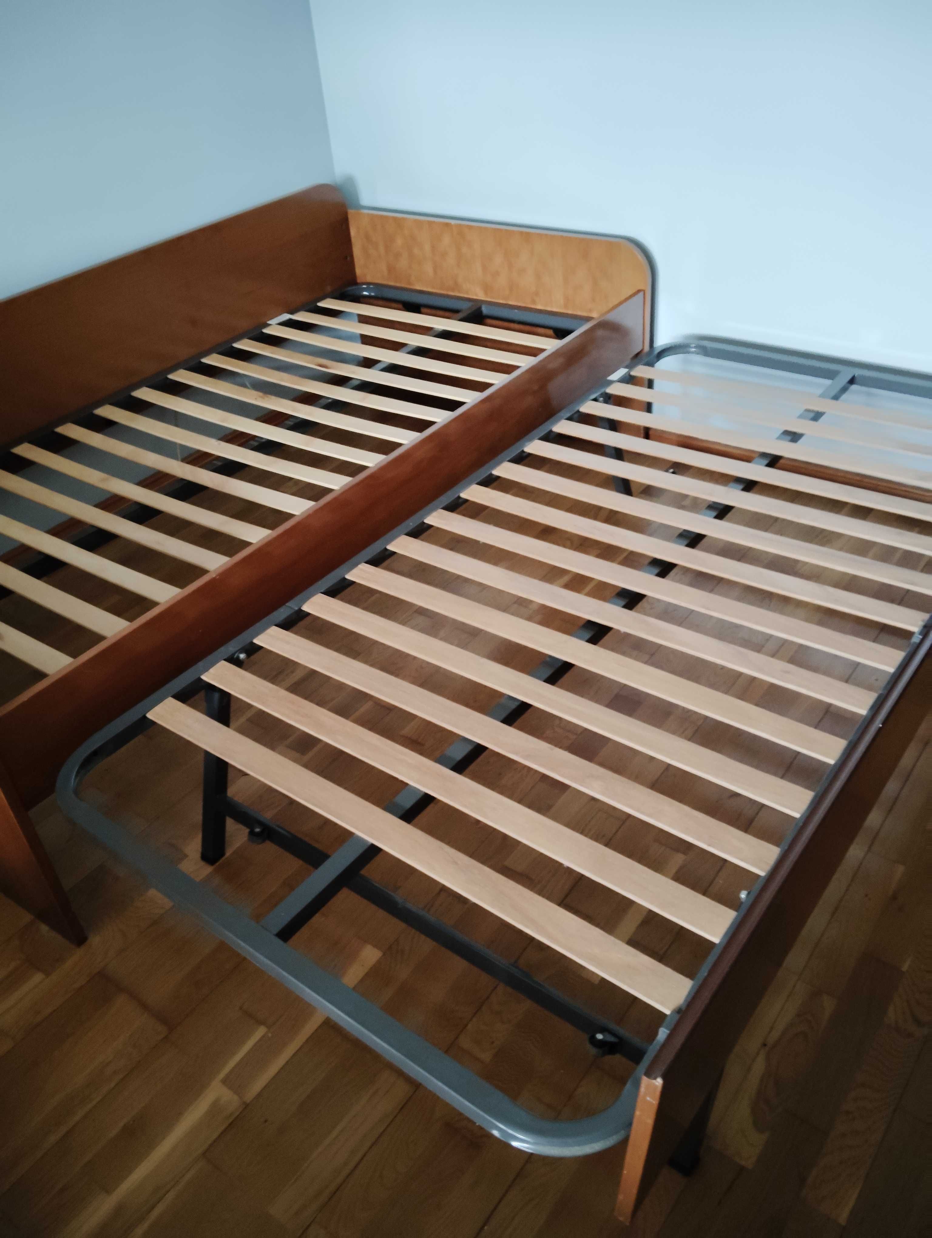 Cama dupla de solteiro.
