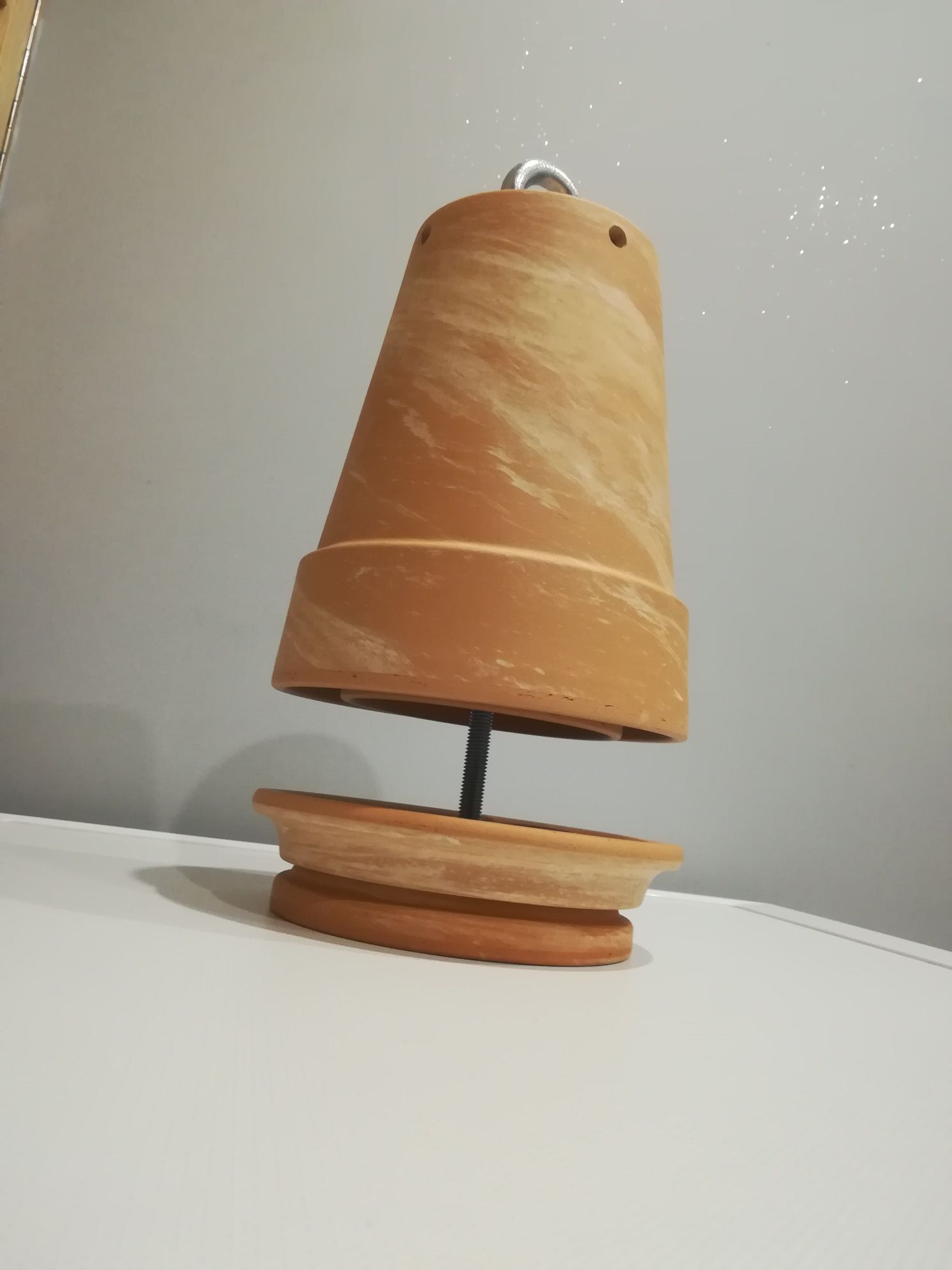 Grzejnik pokojowy. Piecyk ceramiczny na świecie / lampa / doniczki