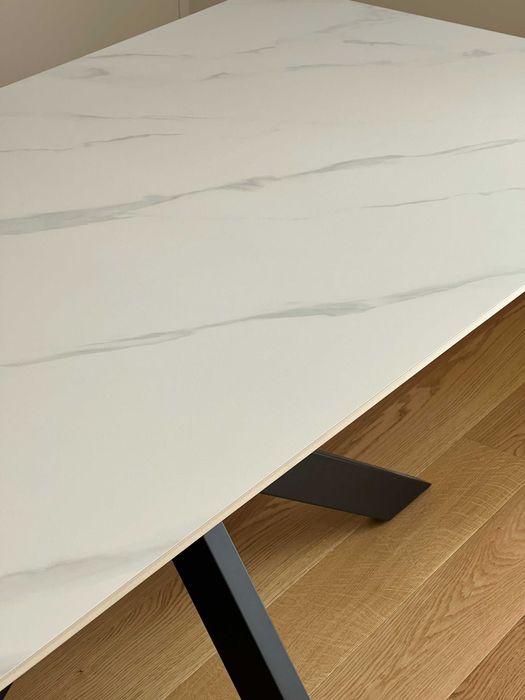 Estamos a vender uma mesa de jantar e uma cama com colchão!