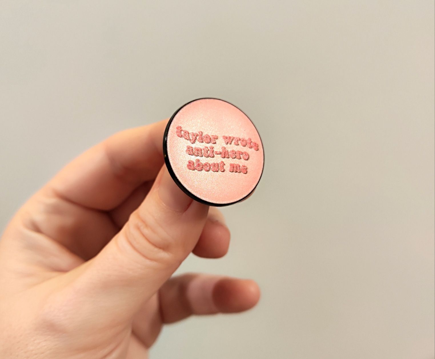 Pin przypinka różowa Taylor Swift Midnights Anti hero