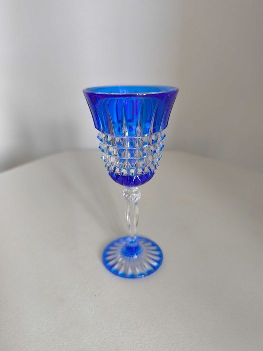 Copo de vinho em cristal azul e branco