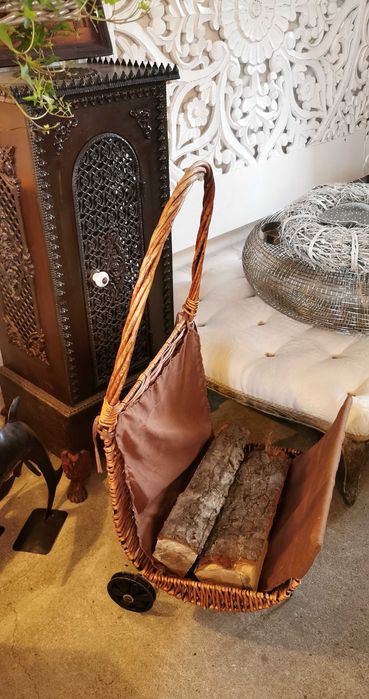 Wiklinowy kosz na drewno kominkowe