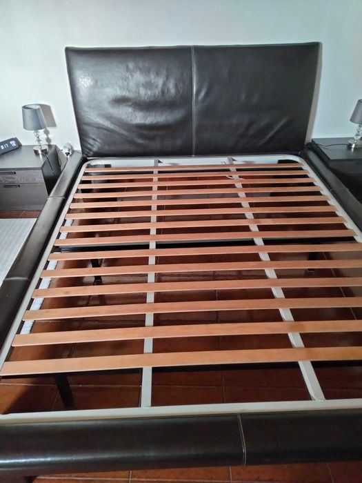 Vendo cama de casal em pele mais mesas de cabeceira