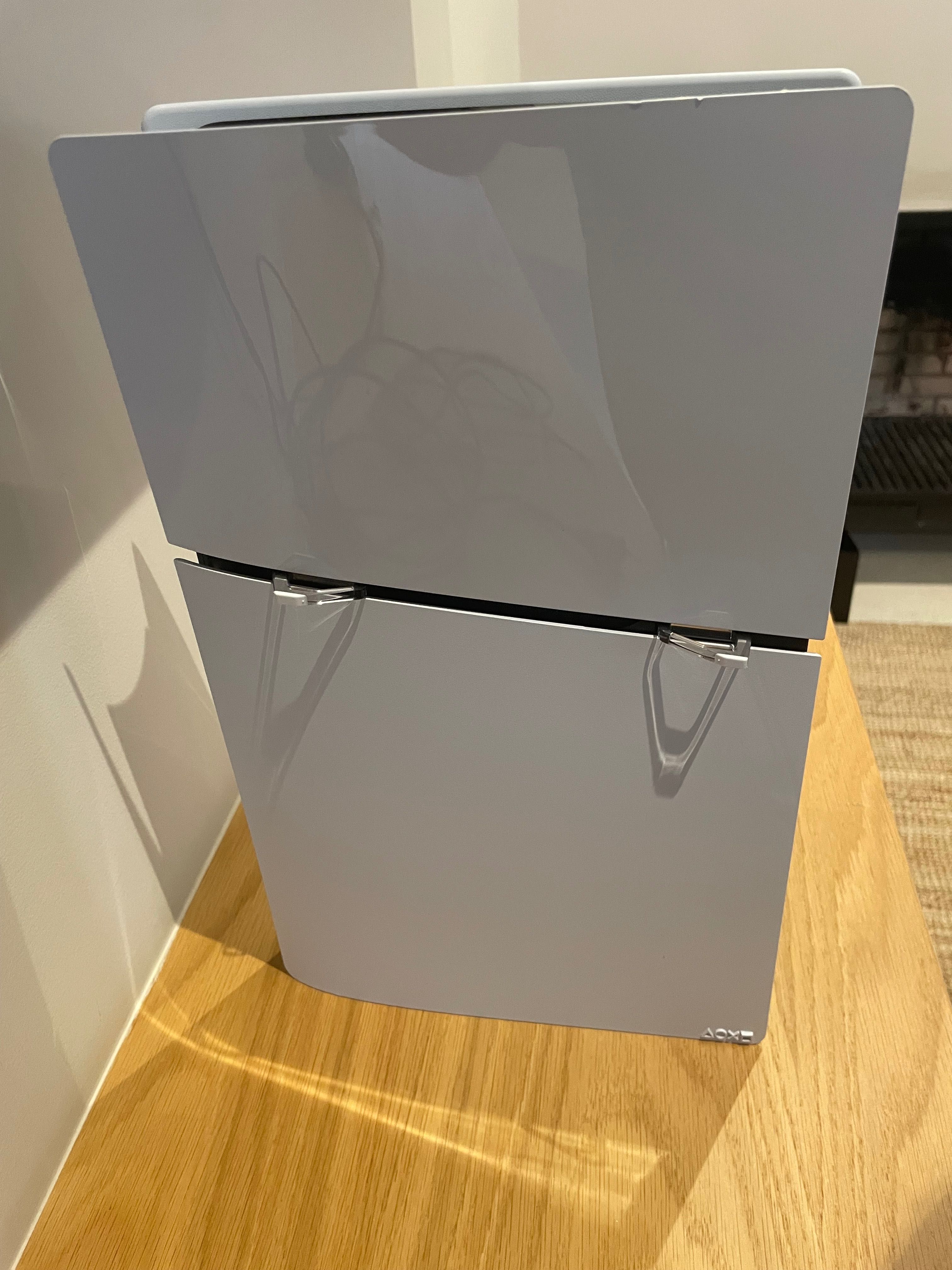 Vendo PS5 Slim Edição Digital 1TB como nova e com fatura.