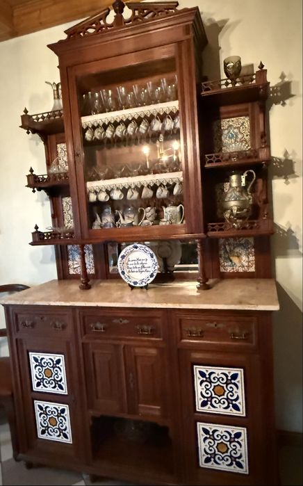 Móveis louceiros/cristaleiras com azulejaria portuguesa do sec. XIX