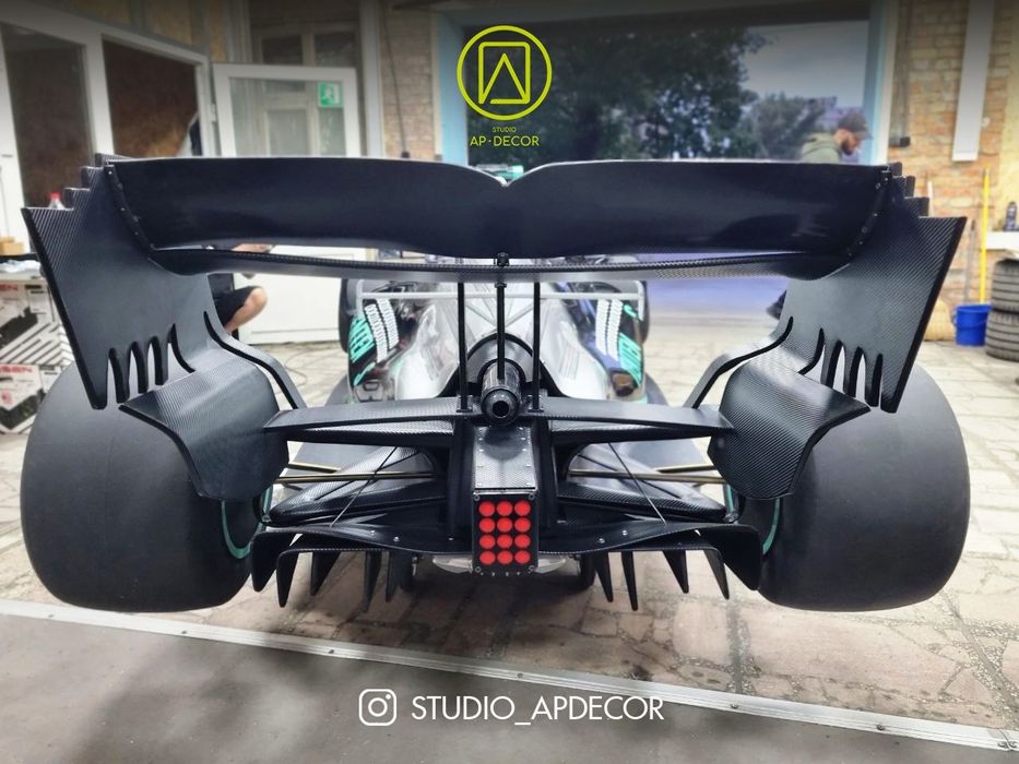 Артоб’єкт “Болід Формули 1” у реальному розмірі | STUDIO AP·DECOR