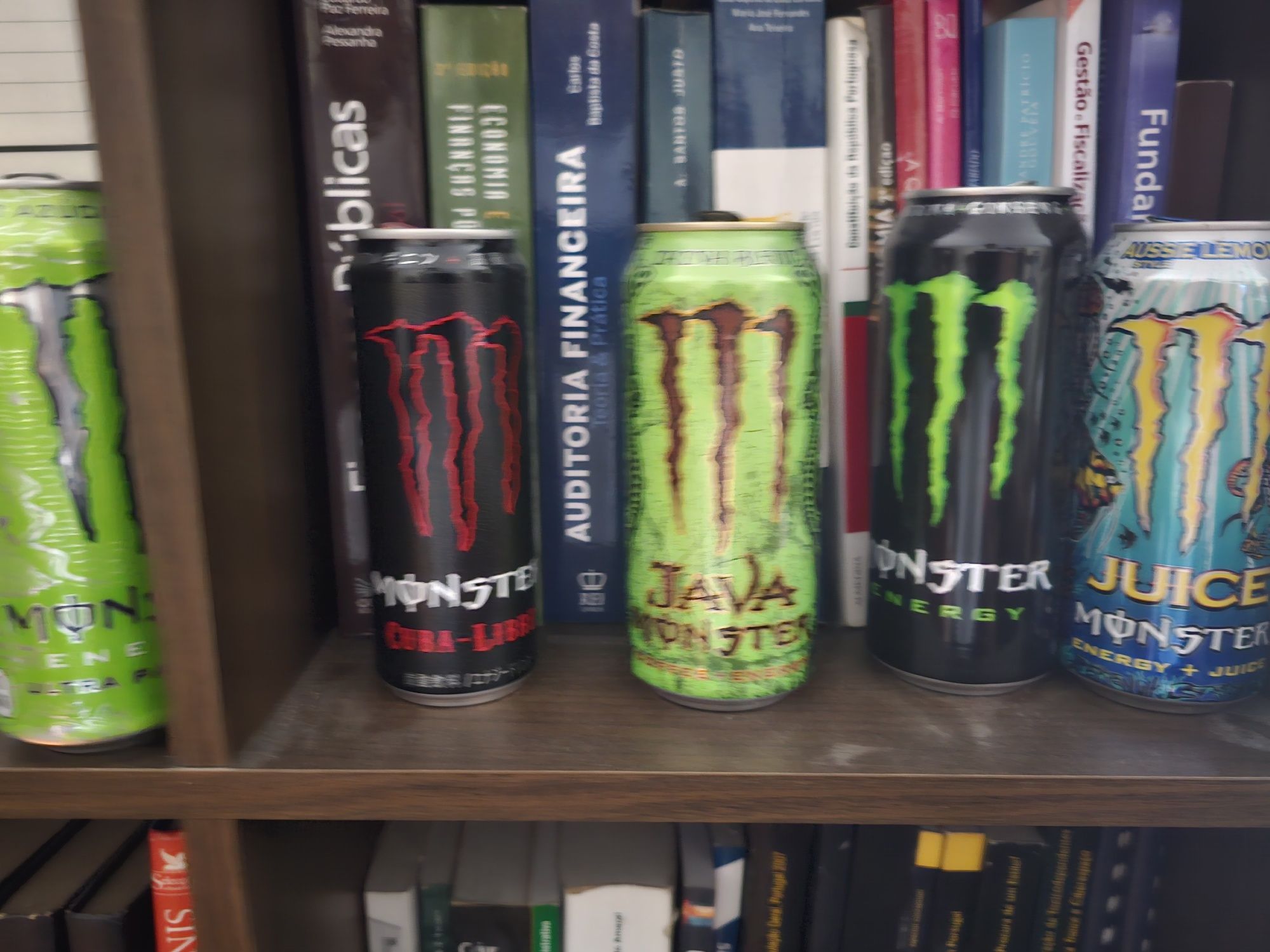 Latas monster vazias