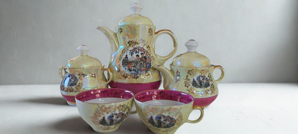 Piekny, stary zestaw kawowy z wizerunkiem gejszy