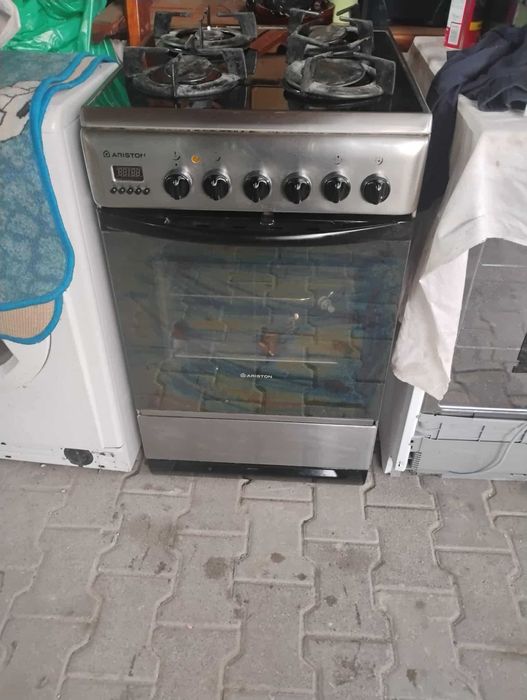 Kuchnia gazowa z blatem ceramicznym i piekarnikiem elektrycznym