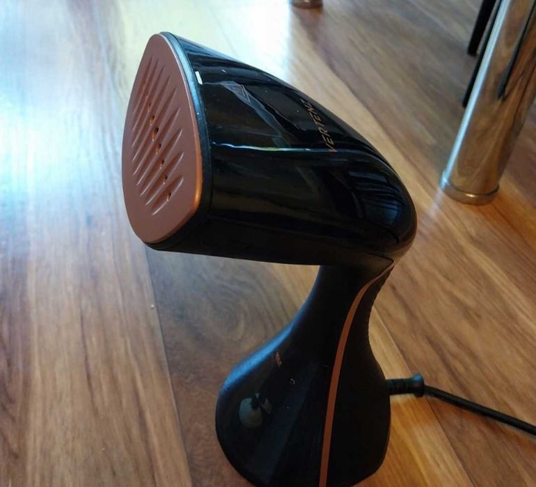 Parownica do Ubrań 1650W
Dezynfekcja Tkanin Żelazko
Parowe