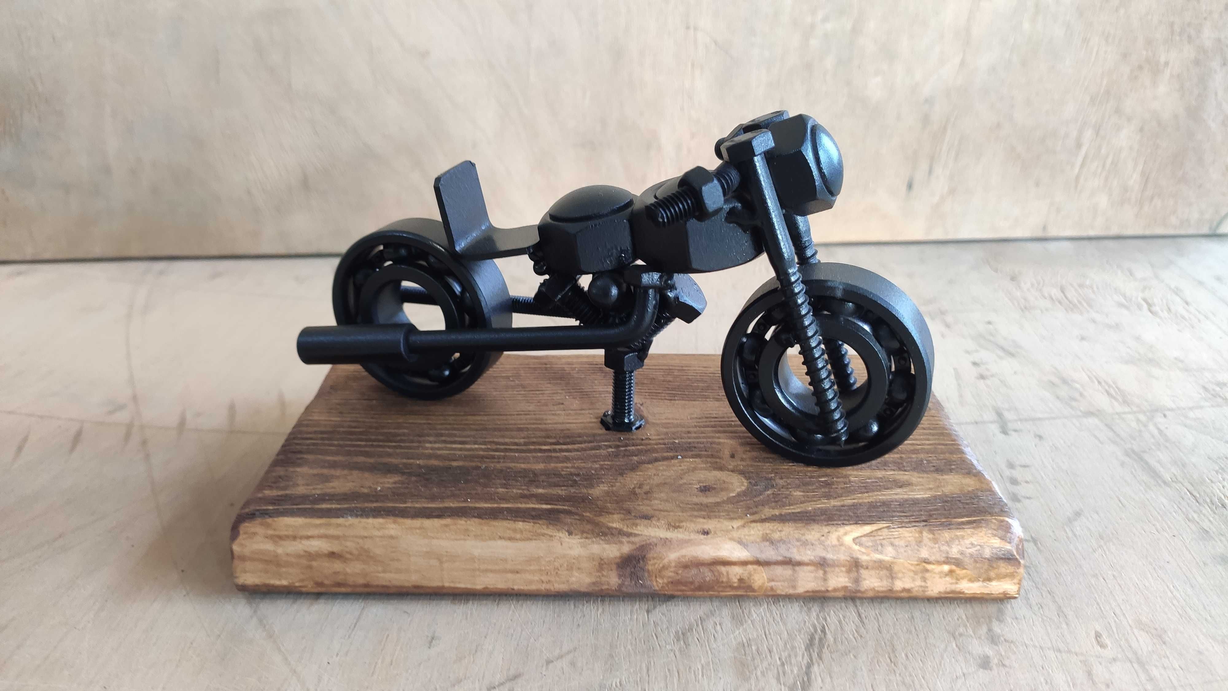 Metalowa figurka motor ze śrubek, [Metaloplastyka]
