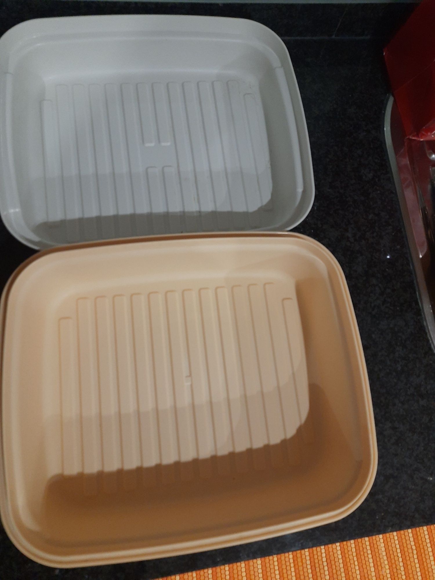 Caixa de pão tupperware