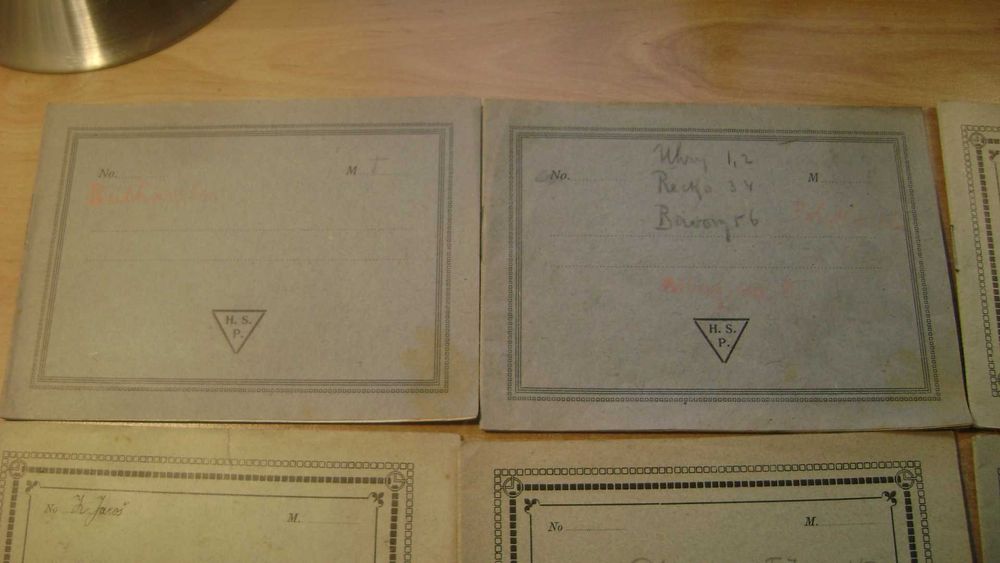 Znaczki pocztowe z podlepką - Album pusty mały przedwojenny = 18 sztuk