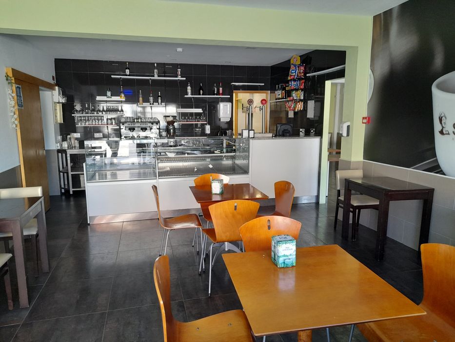 2 mesas e 8 cadeiras de café