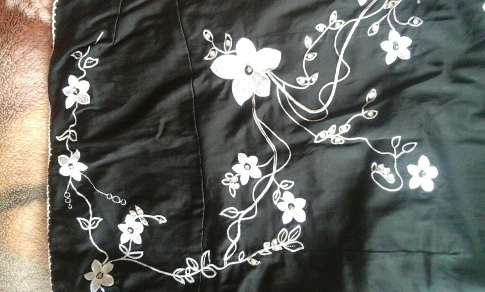 Sukienka z haftowanymi kwiatami i cyrkoniami